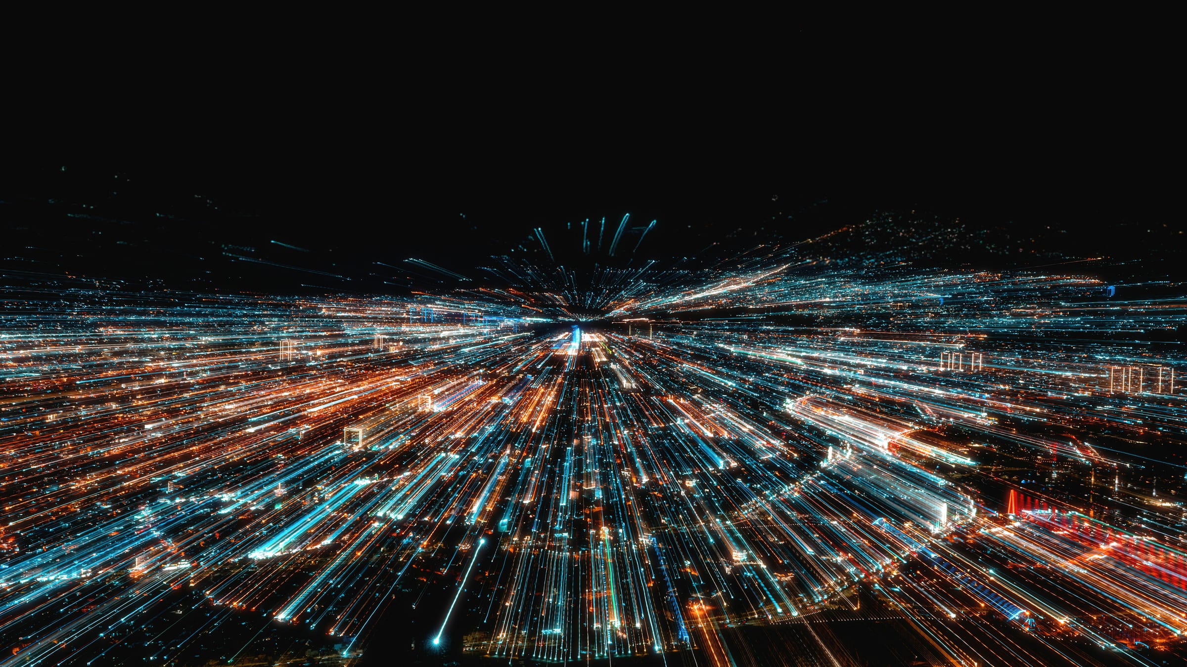 Lichtspuren einer Stadt bei Nacht, die strahlenförmig von einem zentralen Punkt ausgehen - Sinnbild für Datenflüsse aus einer zentralen Quelle